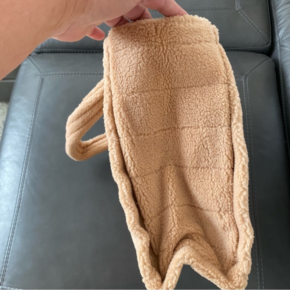 NWT Victoria’s Secrets Plush Fleece Tote - Picture 4 of 7